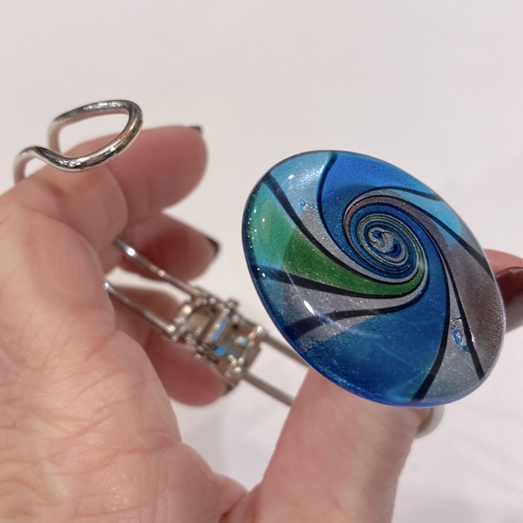 Murano style oval glass hinged silver tone bracelet. New. - Picture 7 of 7